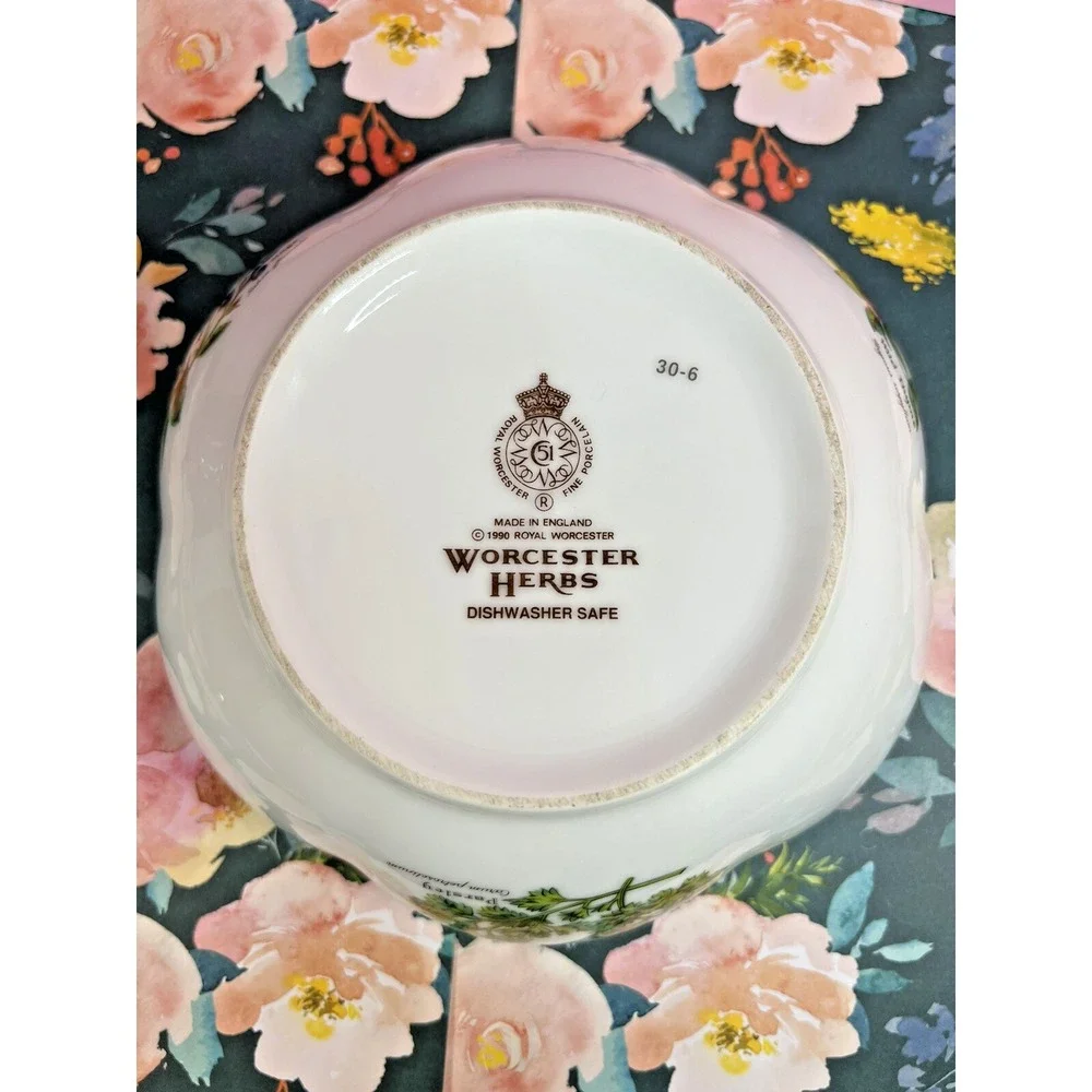 Royal Worcester‎ Herbs Medium Round SCALLOPED BOWL Botanical Florals Gold Trim